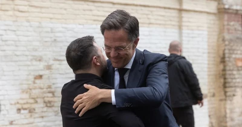 Zelensky Complains to NATO Secretary General About the Pace of Weapon Supplies and Announces Secret Contributions from 6 Countries